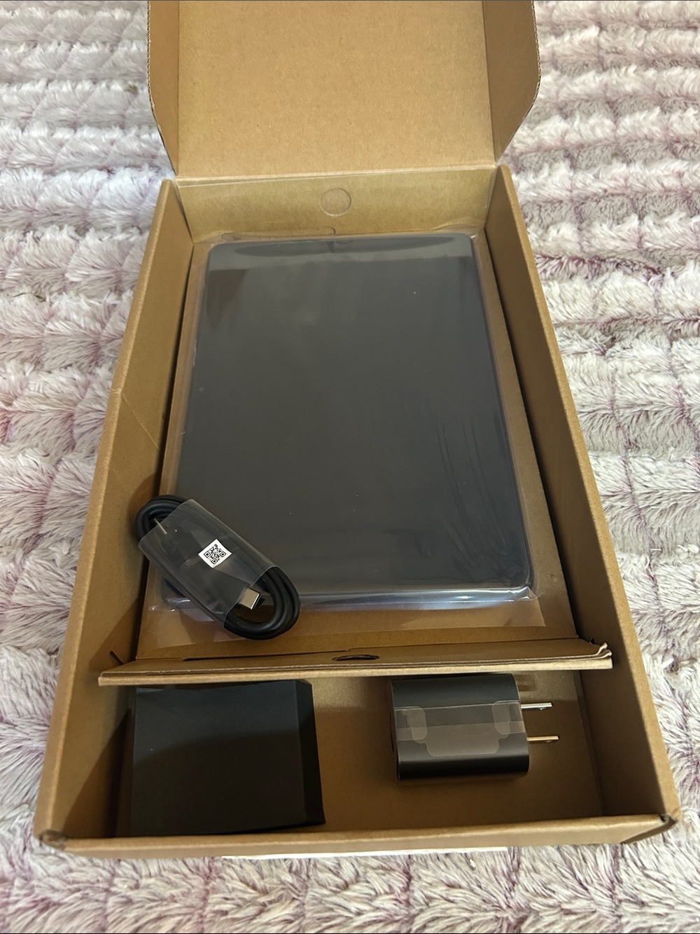Amazon HD 10 Tablet with USB-C Cable and Charger - Black new